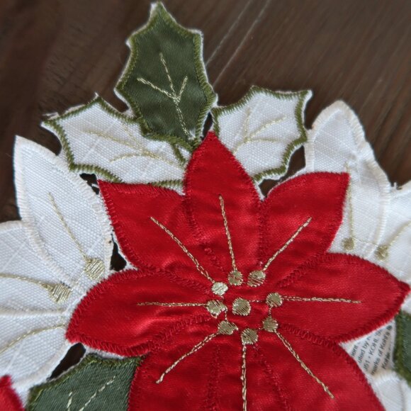 St Nicholas Square Christmas Poinsettia Cut-Out Centerpiece Mat Placemat - Picture 3 of 6